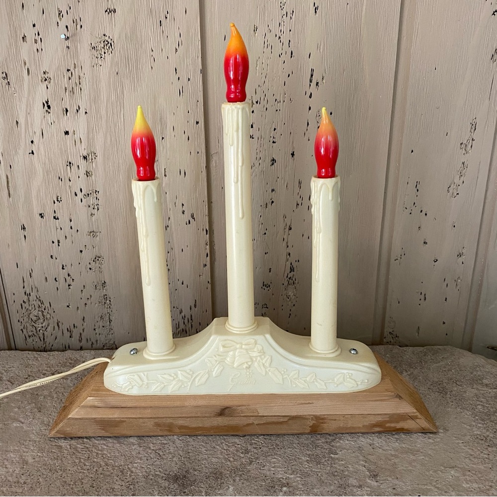 Vintage electric plug in candolier plastic window candles with bulbs.